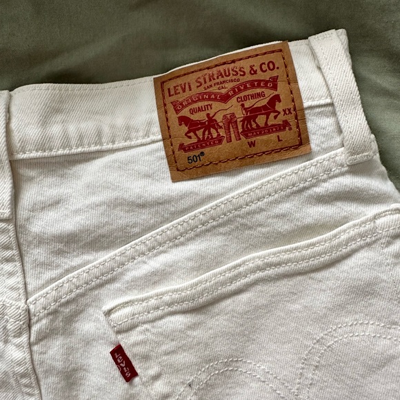 Levi’s white denim shorts - Picture 3 of 3